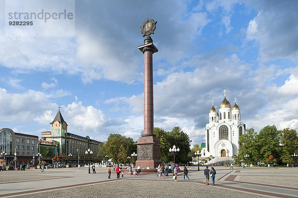 Siegessäule mit stilisiertem Orden  Zweiter Weltkrieg  Platz des Sieges  hinten russisch-orthodoxe Kathedrale  Zentralrajon  Kaliningrad  Oblast Kaliningrad  Russland