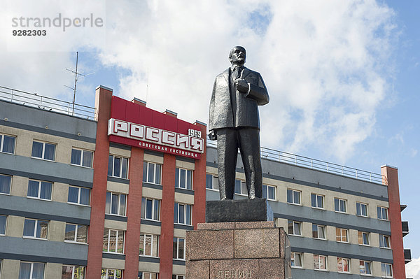 Lenin-Denkmal  Bronze  auf Steinpostament  hinten Hotel Russland  im Zentrum der Stadt  Tilsit  Sowetsk  Oblast Kaliningrad  Russland