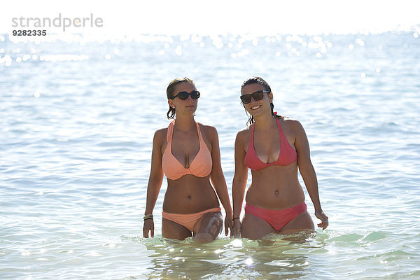 Zwei junge Frauen im Bikini im Meer  Playa de Papagayo oder Papagayo-Strand  Lanzarote  Kanarische Inseln  Spanien
