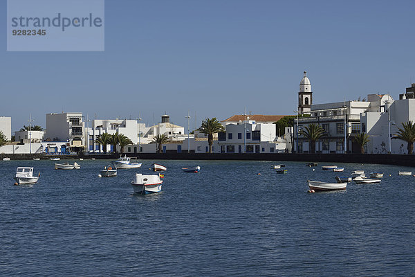 Neu gestalteter Hafen El Charco de San Gines mit der Kirche Iglesia de San Gines  Arrecife  Lanzarote  Kanarische Inseln  Spanien