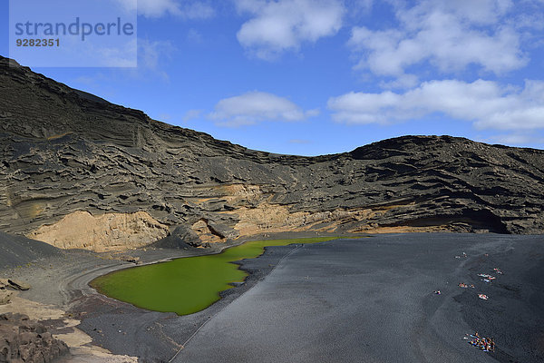 Grüne Lagune  durch Algen grün verfärbter Vulkansee  Lavastrand  Charco de los Clicos  bei El Golfo  Lanzarote  Kanarische Inseln  Spanien