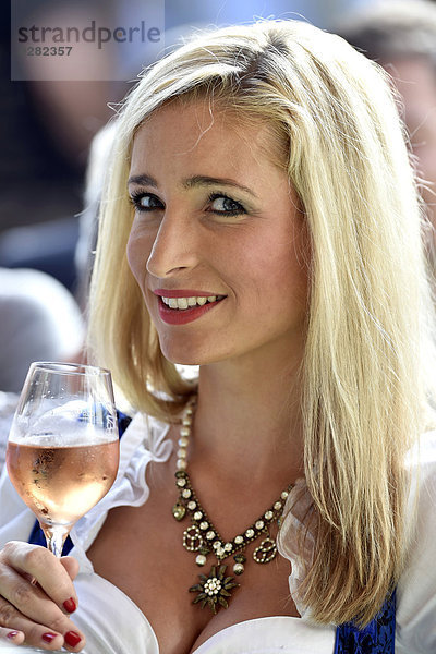 Junge Frau im Dirndl  mit Weinglas  Stuttgart  Baden-Württemberg  Deutschland