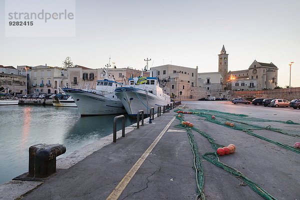 Fischereihafen Fischerhafen hinter trocken Kathedrale Netz angeln liegend liegen liegt liegendes liegender liegende daliegen Jahrhundert Italien Romanik Trani