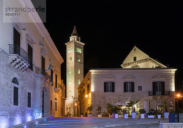 Nachtaufnahme  Romanische Kathedrale von Trani  11. Jh.  Piazza  Trani  Provinz Bari  Apulien  Italien