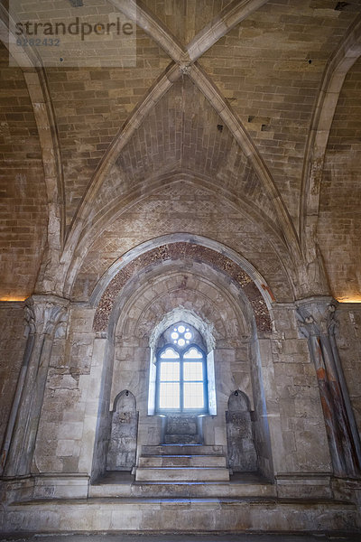 Thronsaal  Fenstereinfassung aus Breccia rossa  Castel del Monte  Burg  UNESCO Weltkulturerbe  1240 ? 1250 erbaut  Andria  Provinz Barletta-Andria-Trani  Apulien  Italien