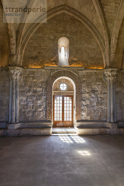 Saal  Fenstereinfassung aus Breccia rossa  Castel del Monte  Burg  UNESCO Weltkulturerbe  1240 ? 1250 erbaut  Andria  Provinz Barletta-Andria-Trani  Apulien  Italien