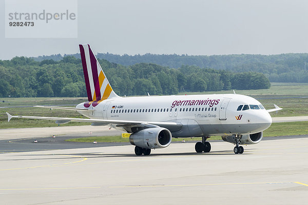 Germanwings  Flugzeug beim Einfahren nach der Landung  Airbus A319-100  Flughafen Köln-Bonn  Köln  Nordrhein-Westfalen  Deutschland