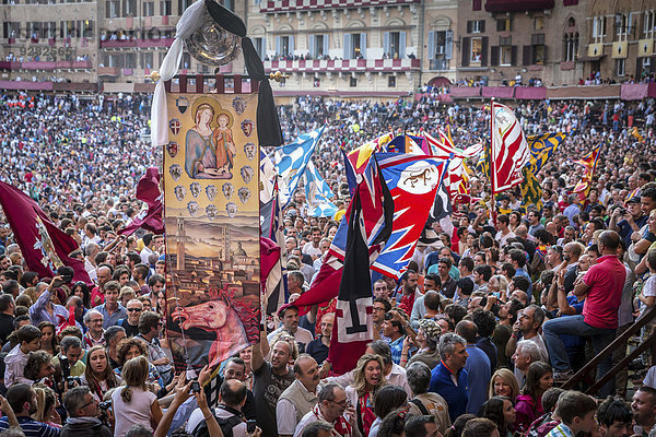Dem Siegerteam des Palio di Siena wird ein Banner oder Palio aus bemalter Seide überreicht  das sie anschließend durch die Straßen tragen  Piazza del Campo  Siena  Toskana  Italien