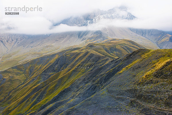 Landschaft Pelvoux mit Nebel und Wolken  Pelvoux  Dauphiné Alpen  Département Savoie  Frankreich