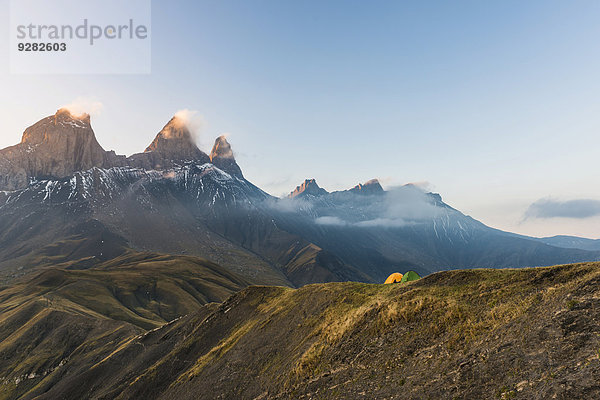 Les Aiguilles d'Arves Berg in der Morgendämmerung mit zwei Zelten vorn  Pelvoux  Dauphiné Alpen  Département Savoie  Frankreich