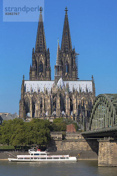 Kölner Dom mit Hohenzollernbrücke  vorne Rhein  Köln  Nordrhein-Westfalen  Deutschland