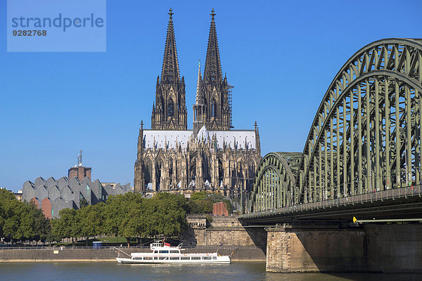 Kölner Dom mit Hohenzollernbrücke und Philharmonie  vorne Rhein  Köln  Nordrhein-Westfalen  Deutschland