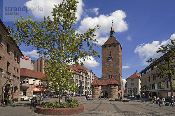 Weißer Turm  vermutlich um 1250 entstanden  früher in der Stadtmauer eingebaut  Ludwigsplatz  Nürnberg  Mittelfranken  Bayern  Deutschland