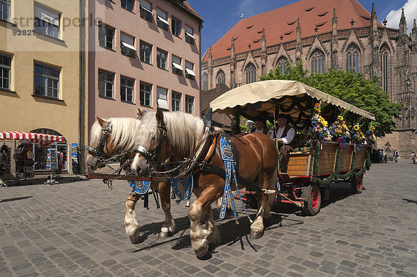 Pferdekutschfahrt zum Nürnberger Stadtfest  Nürnberg  Mittelfranken  Bayern  Deutschland