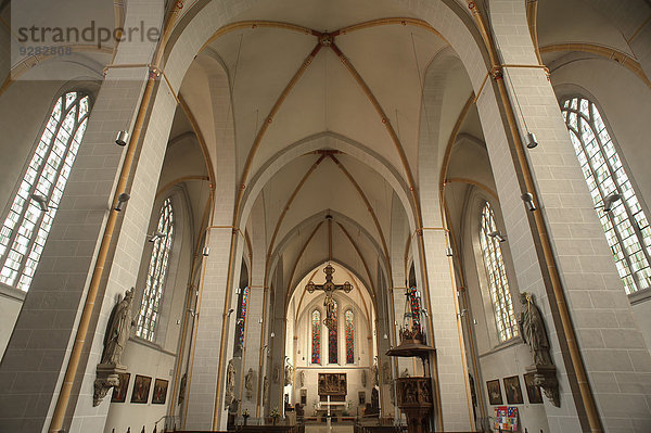 Innenansicht zum Chor mit dem Triumphkreuz  der Kanzel und dem Hochaltar von 1512  Pfarrkirche Sankt Johann  Osnabrück  Niedersachsen  Deutschland