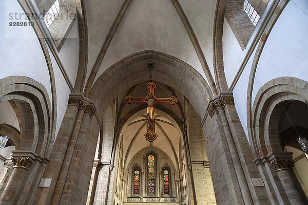 Innenraum vom spätromanischen Dom St. Peter  13. Jh.  mit Kruzifix  Osnabrück  Niedersachsen  Deutschland