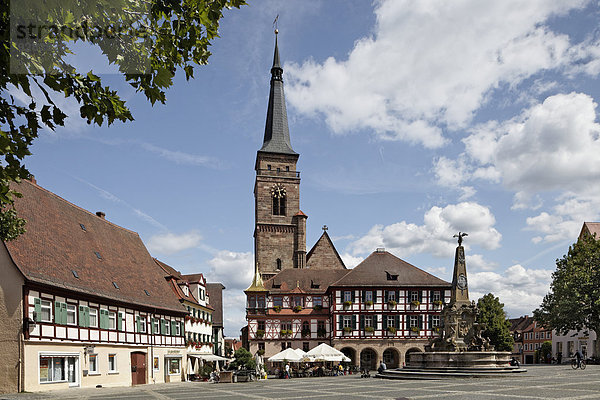 Königsplatz  Rathaus  evangelisch-lutherische Stadtkirche St. Johannis und St. Martin  erbaut 1469 - 1495  Schöner Brunnen  Schwabach  Mittelfranken  Bayern  Deutschland