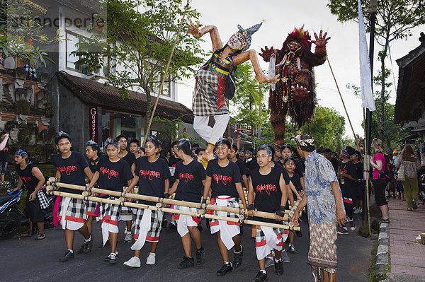 Jugendliche mit Ogoh-Ogoh Figuren  Ngrupuk-Umzug vor der Nyepi oder balinesischen Neujahrfeier  Ubud  Bali  Indonesien