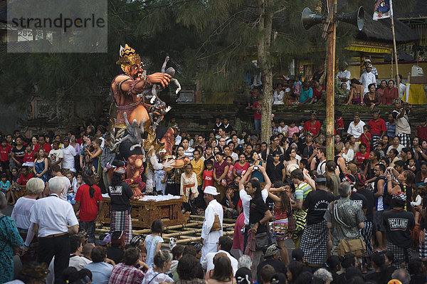 Festumzug mit Ogoh-Ogoh Figuren  Ngrupuk-Umzug am Abend vor der Nyepi oder balinesischen Neujahrfeier  Ubud  Bali  Indonesien