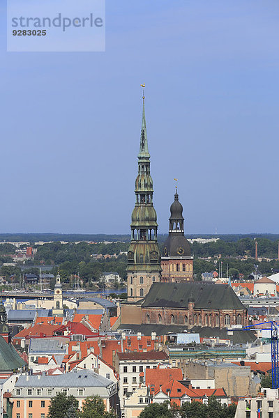 Altstadt mit St. Petrikirche und Dom St. Marien  vom Hochhaus der Akademie der Wissenschaften  Riga  Lettland