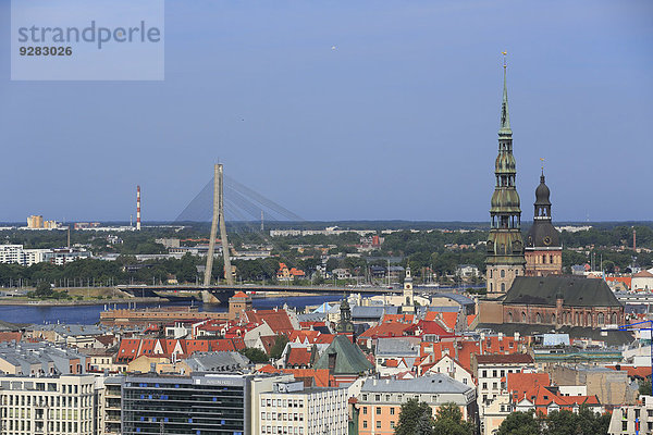 Altstadt mit St. Petrikirche und Dom St. Marien  Daugava mit Vansubrücke  vom Hochhaus der Akademie der Wissenschaften  Riga  Lettland