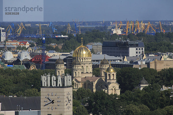 Russisch-orthodoxe Christi-Geburt-Kathdrale  Uhrturm des Hauptbahnhofs  Hafenkräne  vom Hochhaus der Akademie der Wissenschaften  Riga  Lettland