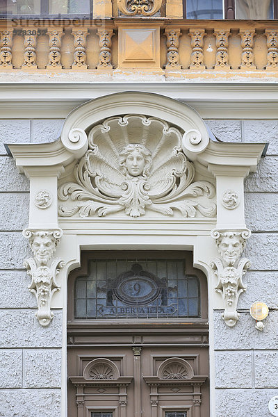 Frau Wohnhaus Eingang über Straße Kunst Fassade Hausfassade Riga Hauptstadt 9 Alberta Lettland