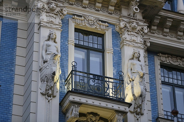 Wohnhaus Balkon Kunst Fassade Hausfassade Statue Riga Hauptstadt 12 Lettland