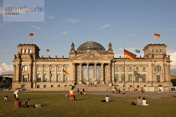 Reichstag und deutsche Fahnen  Berlin  Deutschland