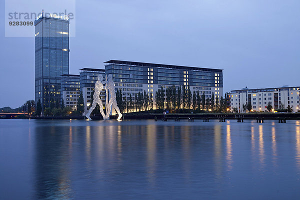 Molecule Man  Kunstwerk des amerikanischen Bildhauers Jonathan Borofsky  und Gebäudekomplex Treptowers an der Spree  Treptow  Berlin  Deutschland