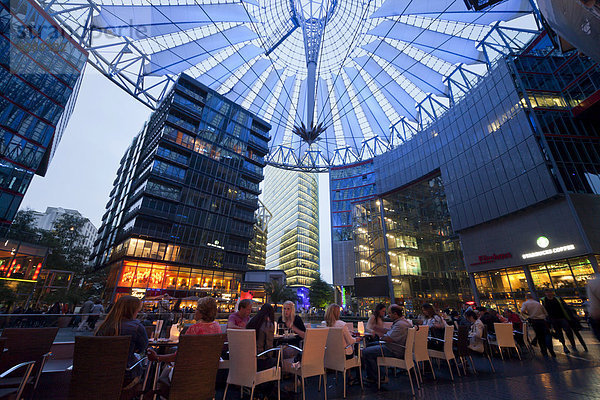 Die beleuchtete Kuppel und Restaurant im Forum des Sony Centers am Potsdamer Platz  Berlin  Deutschland