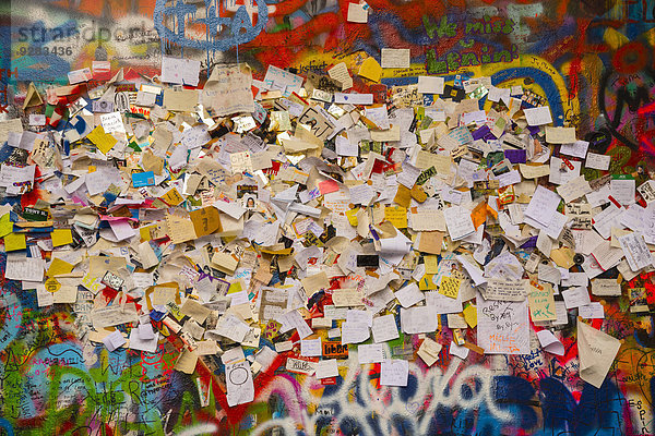 Graffiti  Zettel mit Wünschen und Bitten  John-Lennon-Mauer  Großprior-Platz  Prag  Tschechien