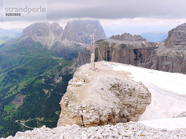 Gipfelkreuz am Sass Pordoi  Sellamassiv  Dolomiten  Alpen  Trentino  Italien  Europa