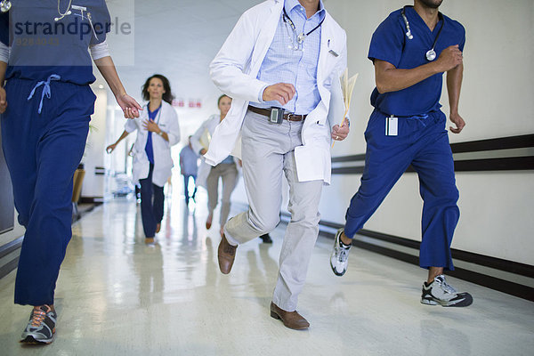 Ärzte und Krankenschwestern stürmen in den Flur des Krankenhauses