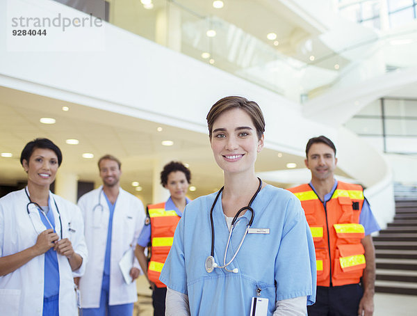Ärzte  Krankenschwestern und Sanitäter lächeln im Krankenhaus