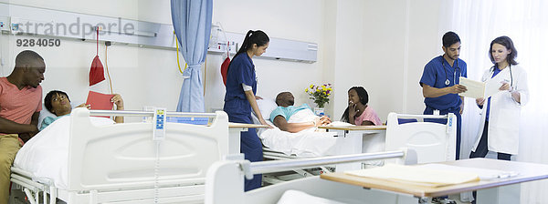 Arzt  Krankenschwestern und Patienten im Krankenhauszimmer