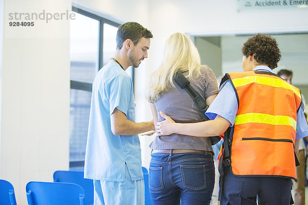 Rettungssanitäter und Krankenschwester helfen Patienten im Krankenhaus