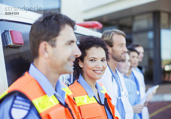 Sanitäter  Ärzte und Krankenschwestern lächeln mit dem Krankenwagen