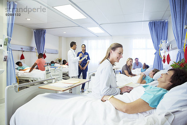 Ärzte  Krankenschwestern und Patienten im Krankenhauszimmer