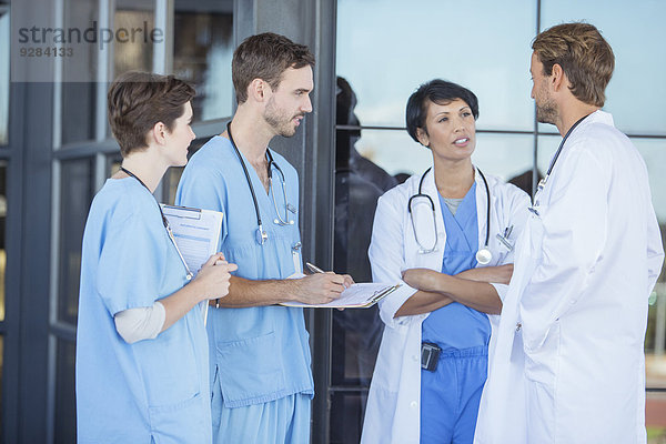 Ärzte und Krankenschwestern im Gespräch außerhalb des Krankenhauses