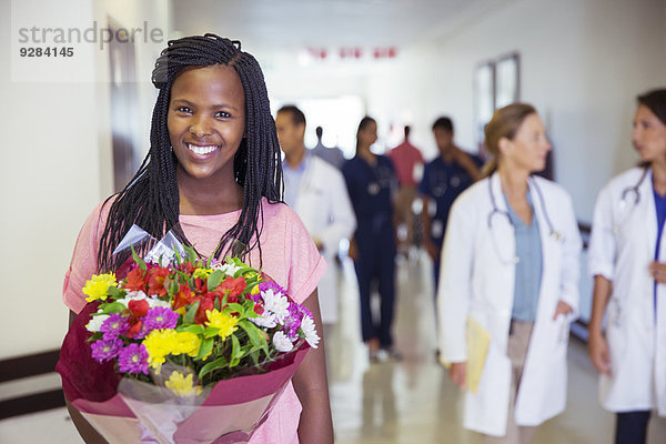 Patientin mit Blumenstrauß im Krankenhaus