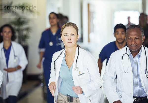 Ärzte stürmen in den Flur des Krankenhauses