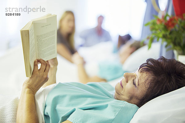 Patientenlesung im Krankenhauszimmer