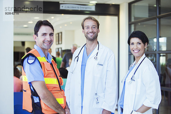 Ärzte und Sanitäter lächeln außerhalb des Krankenhauses