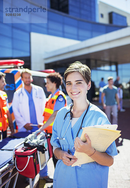 Krankenschwester lächelt vor dem Krankenhaus