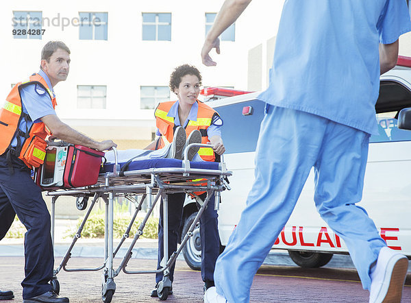 Rettungssanitäter auf dem Parkplatz des Krankenhauses
