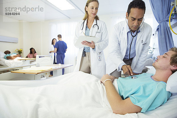 Ärzte untersuchen Patienten im Krankenhauszimmer