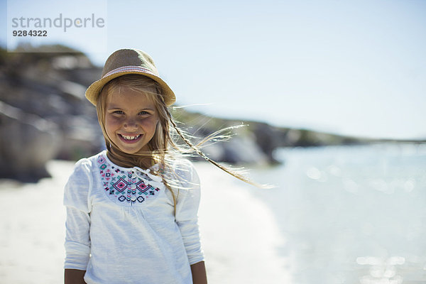 Junges Mädchen lächelt am Strand