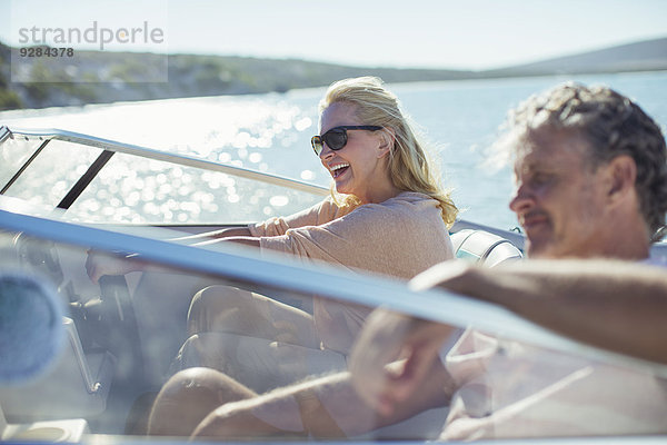 Paar fahrende Boote im Wasser