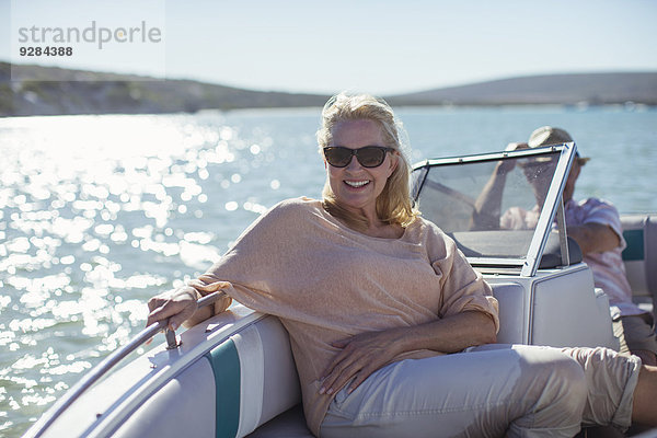Ältere Frau im Boot auf dem Wasser sitzend